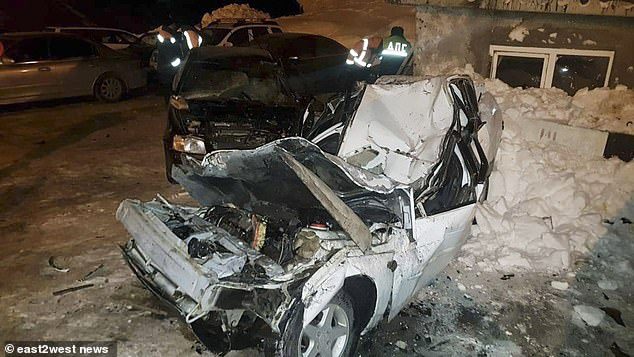 سائق يلقى حتفه بعد انقلاب سيارته فوق سطح أحد المباني (فيديو