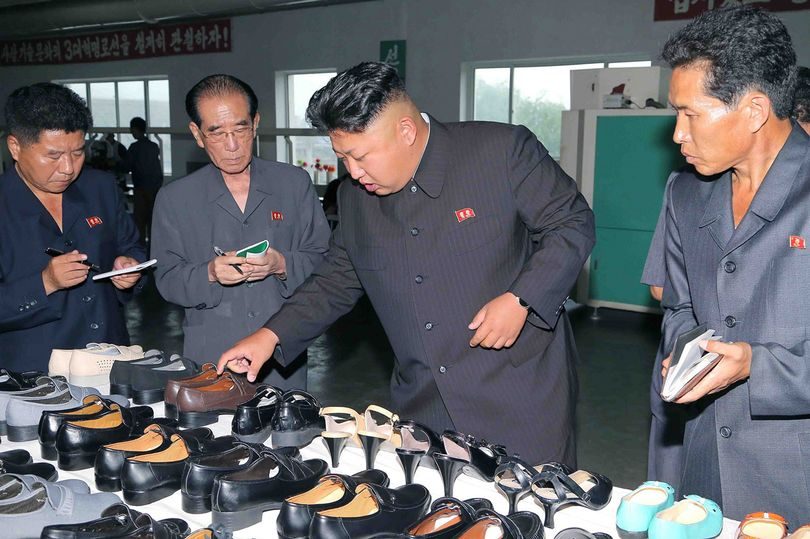 خط أزياء كيم جونغ أون الجديد يضمن ألا يموت رعاياه جوعاً.. والسلاح: معطف صالح للأكل