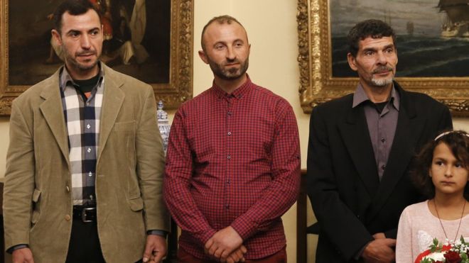 مهاجرين أنقذوا العشرات خلال حرائق اليونان