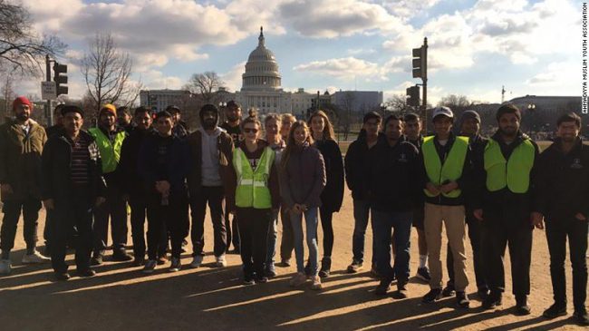 أغلق ترامب الحكومة فانتشرت القمامة في حدائق أمريكا.. شاهد مجموعة شبابية مسلمة تزيل أطنان المخلفات من الحدائق الوطنية