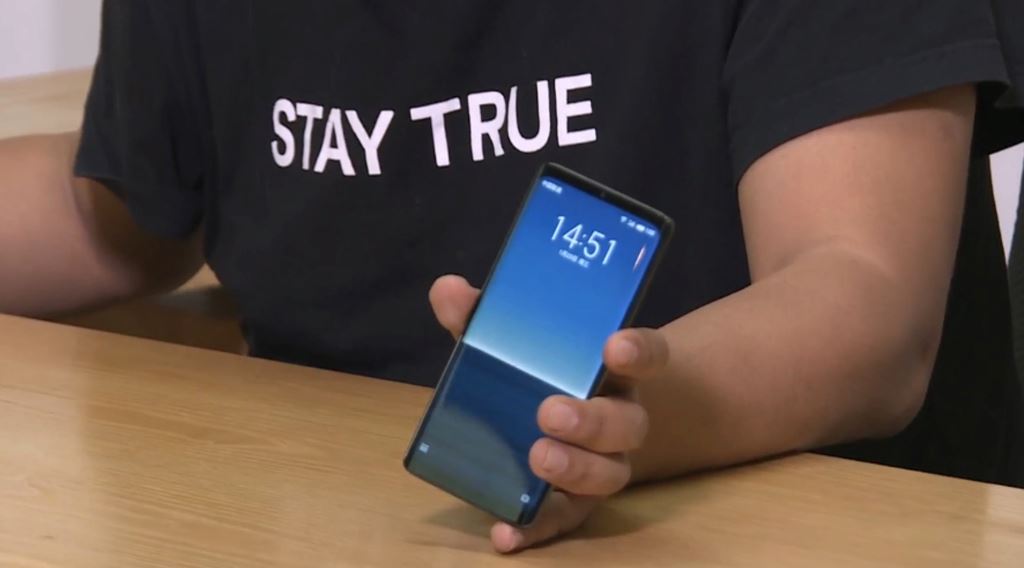 هاتف زيرو أول هاتف في العالم بلا فتحات