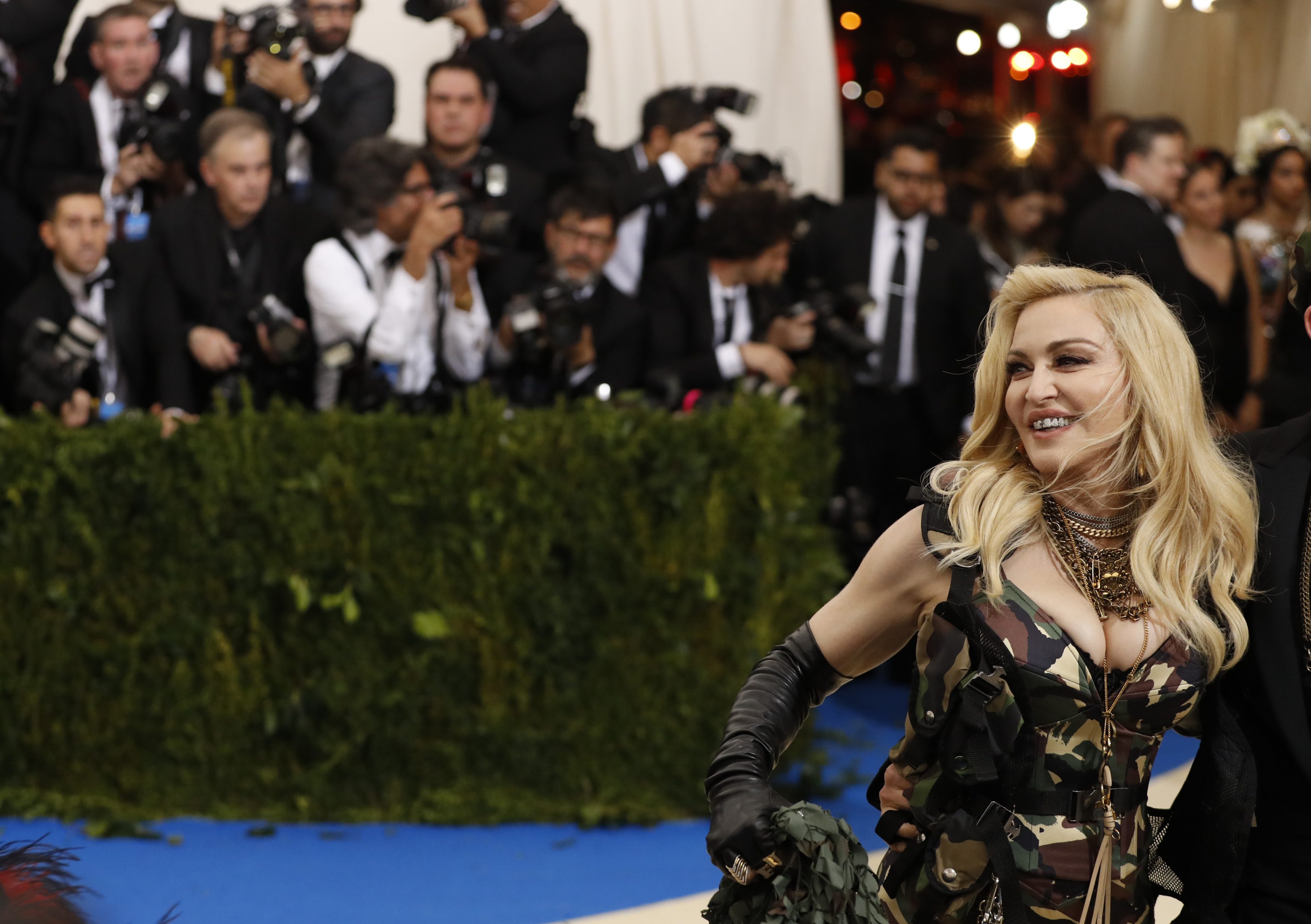 مادونا ترتدي برقعاً في المطار بعد تغيبها عن حفل «ميت غالا»