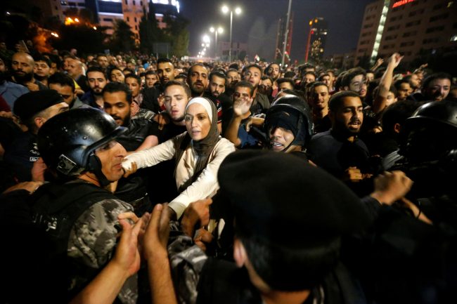 الحكومة مُعرَّضةٌ لخطر إقالةٍ حقيقي.. هل تنذر احتجاجات الأردن بمرحلة جديدة من الربيع العربي عام 2019؟