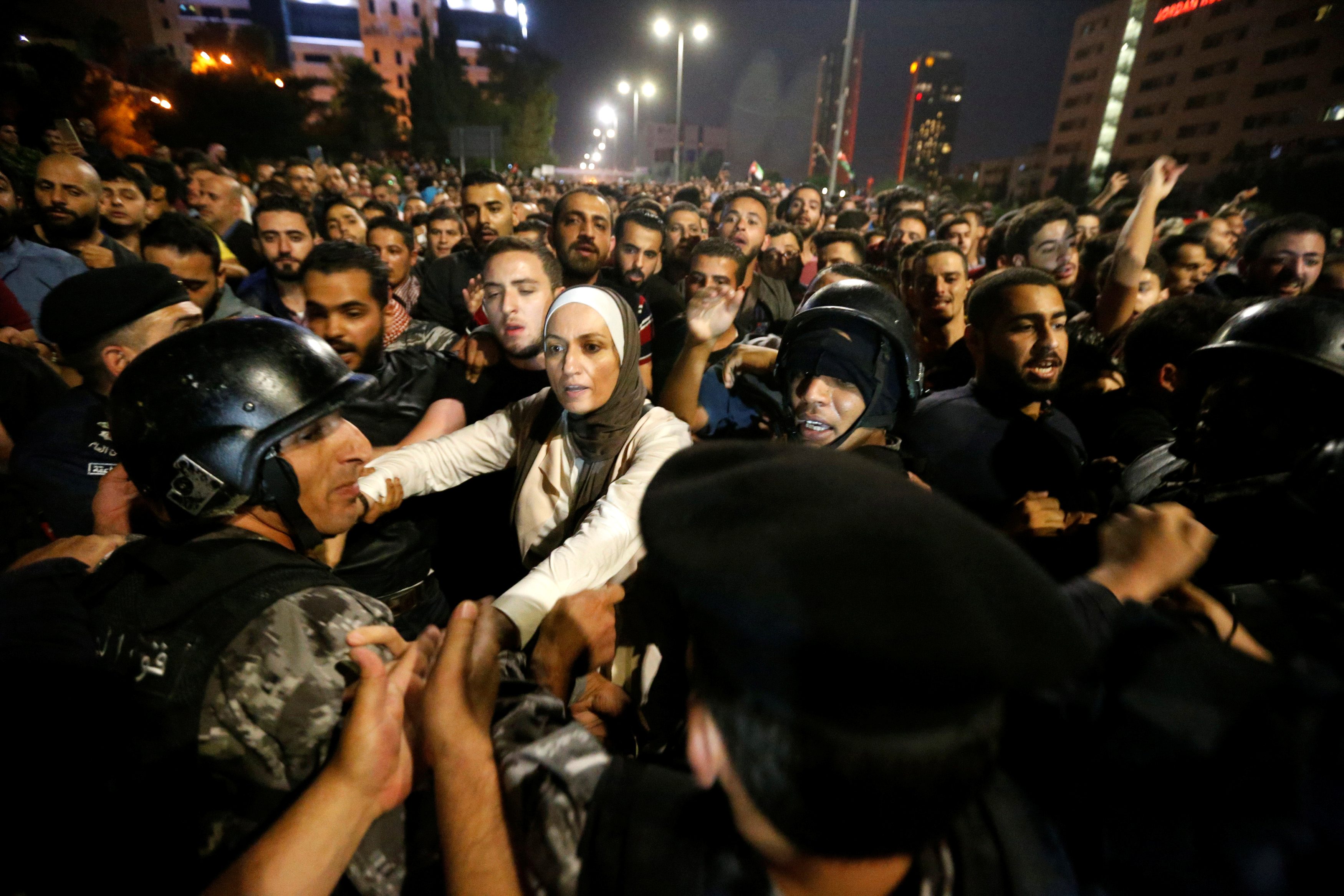 متظاهرون يتصادمون مع شرطة مكافحة الشغب أثناء مظاهرة في عمان