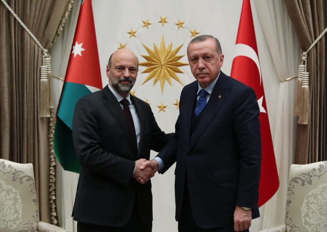 واشنطن والحلفاء التقليديون لم يخرجوه من أزماته الاقتصادية.. هل يسير الأردن نحو تحالفات جديدة؟