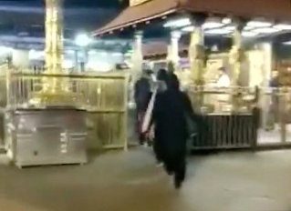 امرأتان تكسران حظراً عمره عقود في الهند/ رويترز