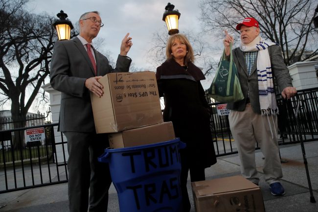 نواب أمريكيون يجمعون الزبالة من المتنزهات ويرسلونها إلى البيت الأبيض (فيديو)