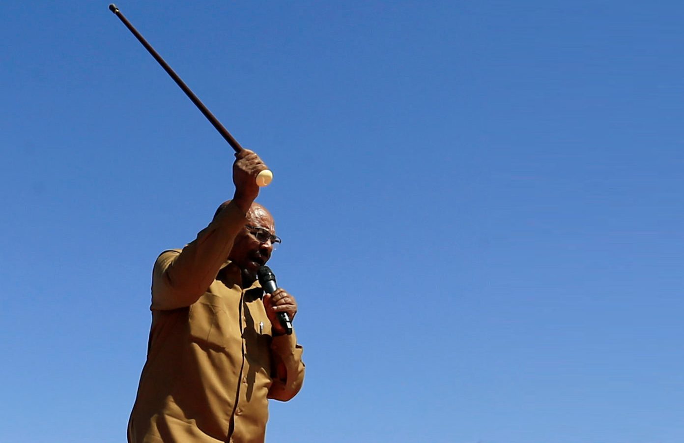 الرئيس السوداني عمر البشير خلال إلقائه كلمة أمام مؤيديه في الخرطوم (رويترز)