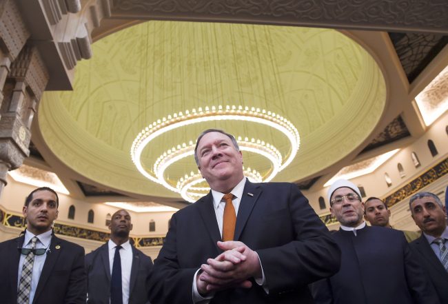 أوباما اعتذر للعالم الإسلامي، ورجل ترامب اعتبر أمريكا «قوة خير».. 7 اختلافات تجاه الشرق الأوسط أعلنتها واشنطن من القاهرة