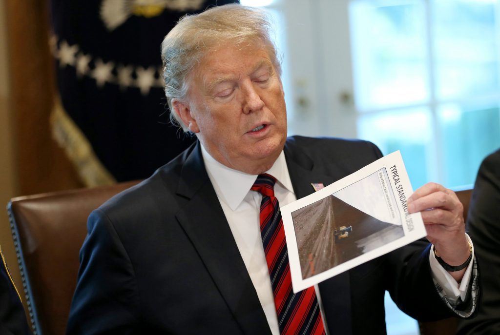 البيت الأبيض يعد إعلاناً للطوارئ قد يصدره ترامب لتمويل جدار على الحدود