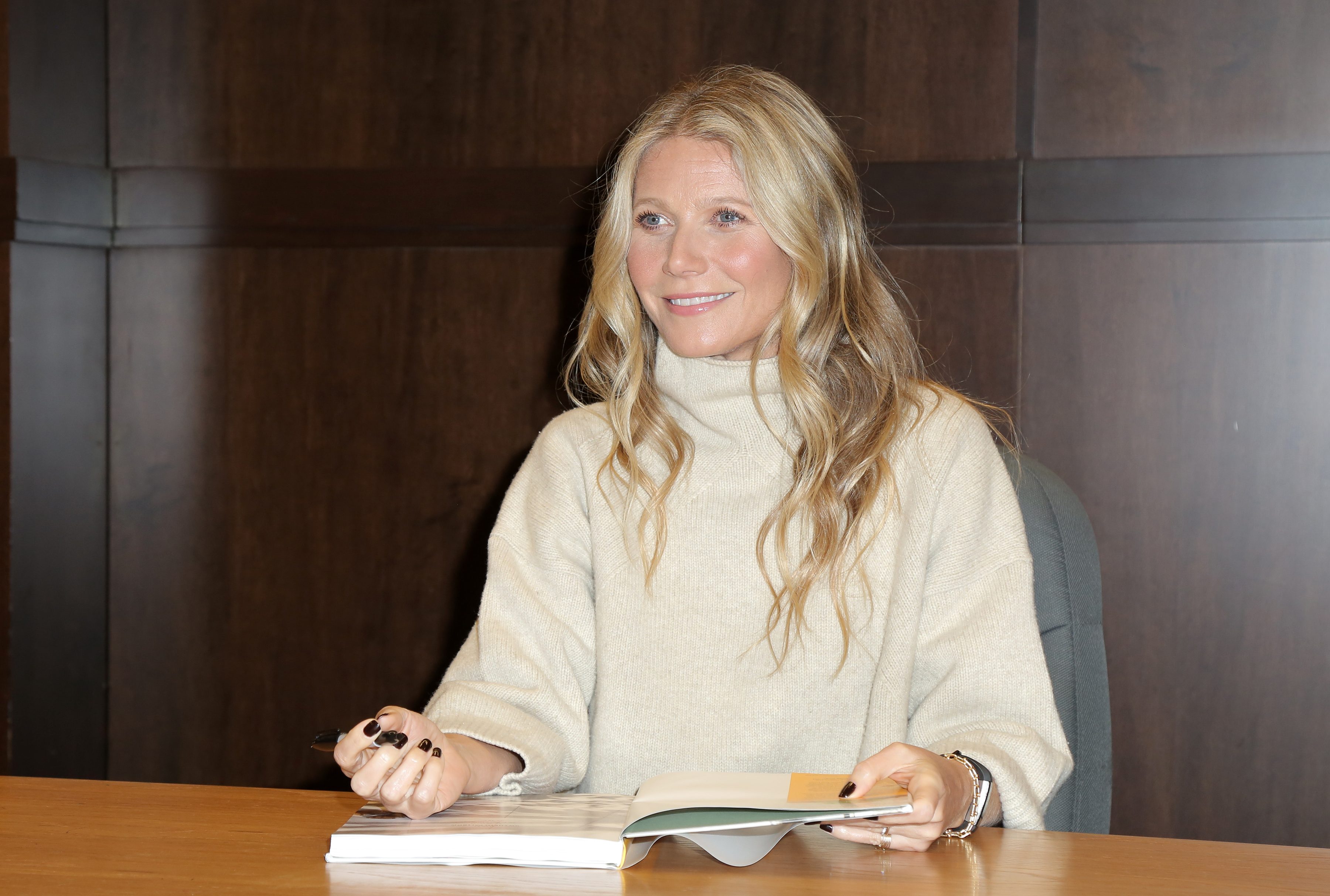 رجلٌ يقاضي الممثلة غوينيث بالترو لأنها صدمته أثناء التزلج على الجليد ثم فرَّت