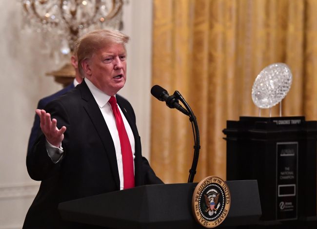 بعد أن هدد الاقتصاد التركي.. ترامب يعود وينشر تغريدة «تهدئة» مع أنقرة