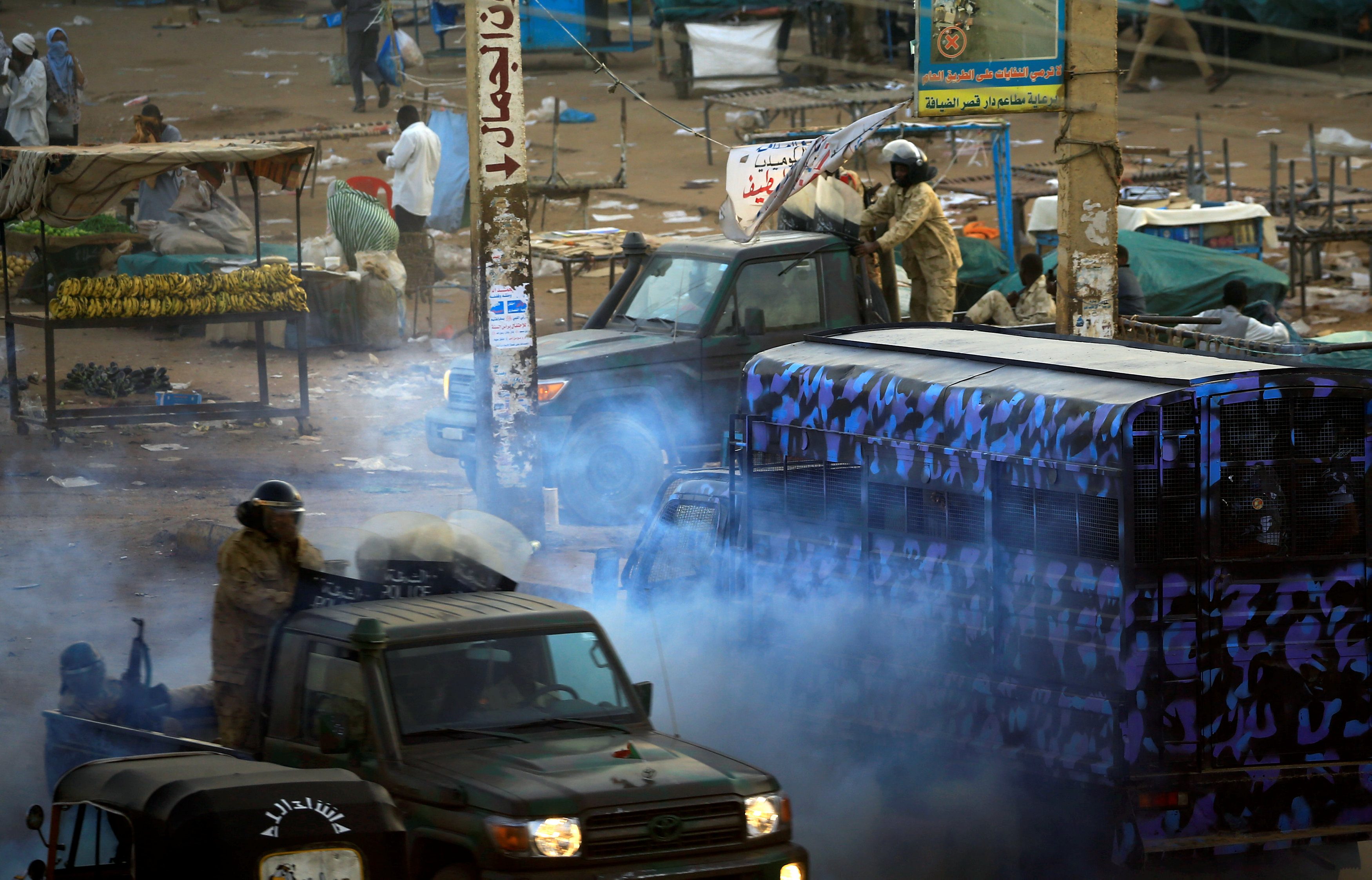إطلاق عبوة غاز مسيل للدموع لتفريق المتظاهرين في السودان ، خلال مظاهرات مناهضة للبشير/ رويترز