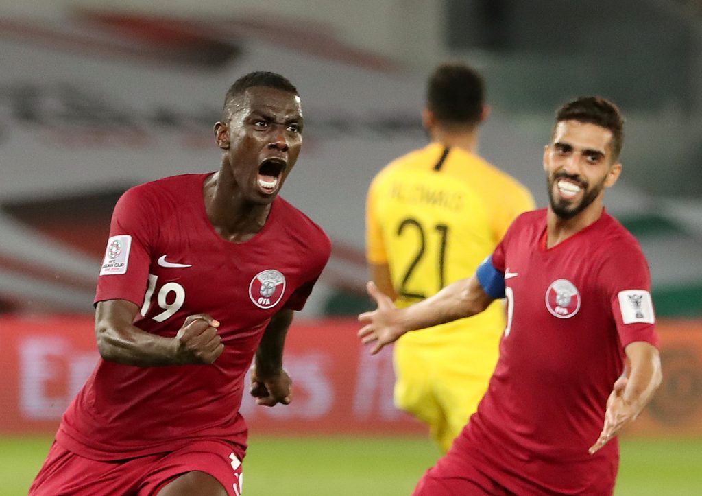 اللاعب القطري المعز علي يحتفل بهدفه في مرمى السعودية بكأس آسيا 2019 مع زميله حسن الهيدوس (رويترز)