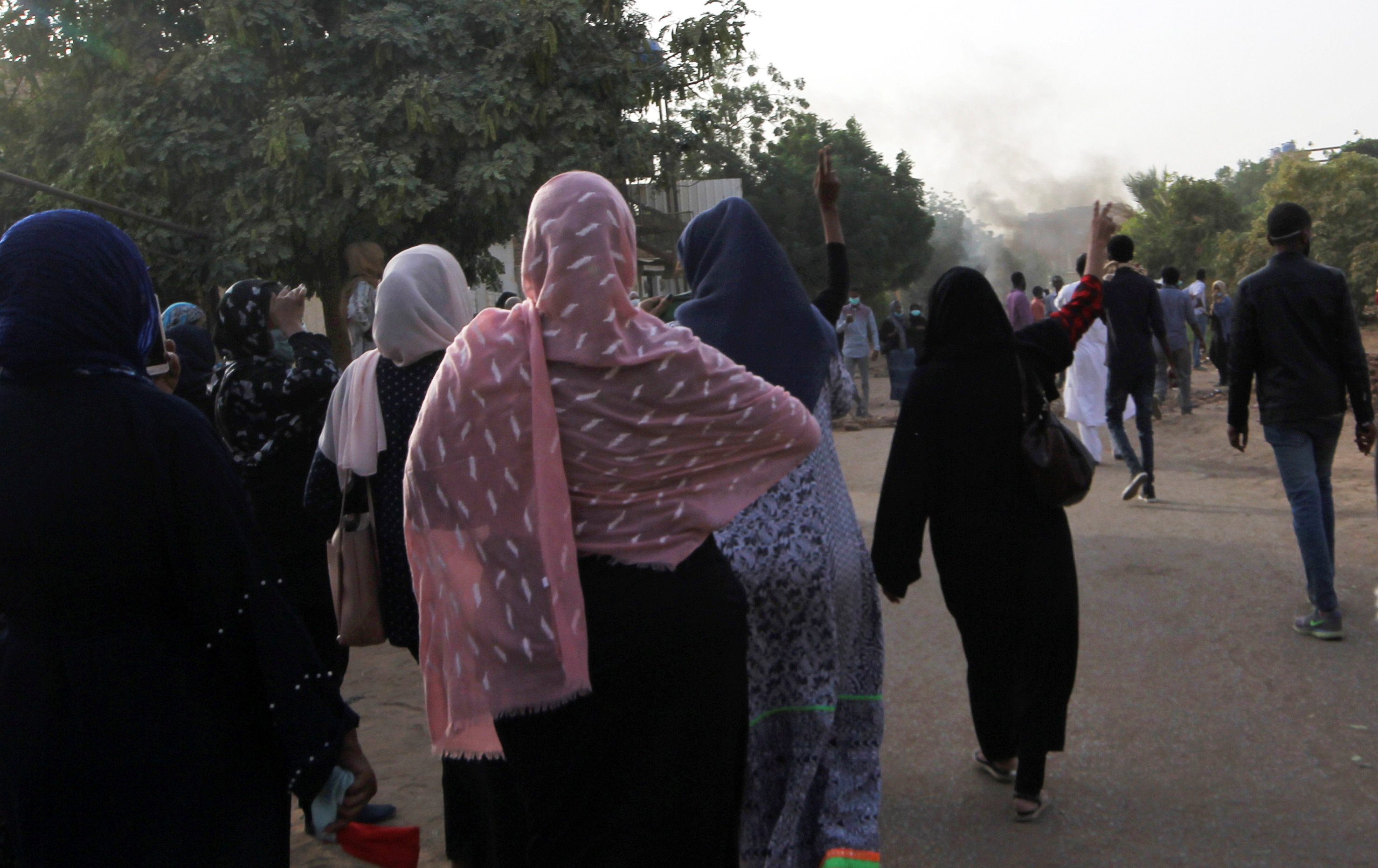 سيدات سودانيات يتظاهرن ضد الرئيس السوداني عمر البشير/ رويترز