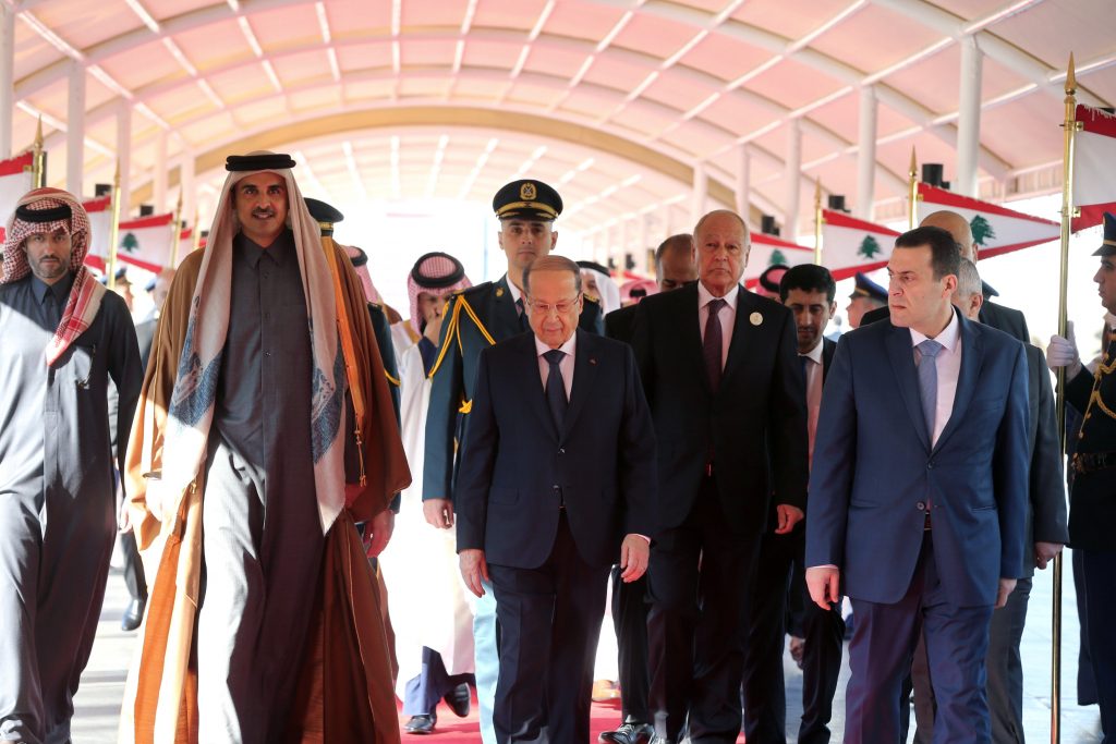 أمير قطر والرئيس اللبناني على هامش القمة العربية