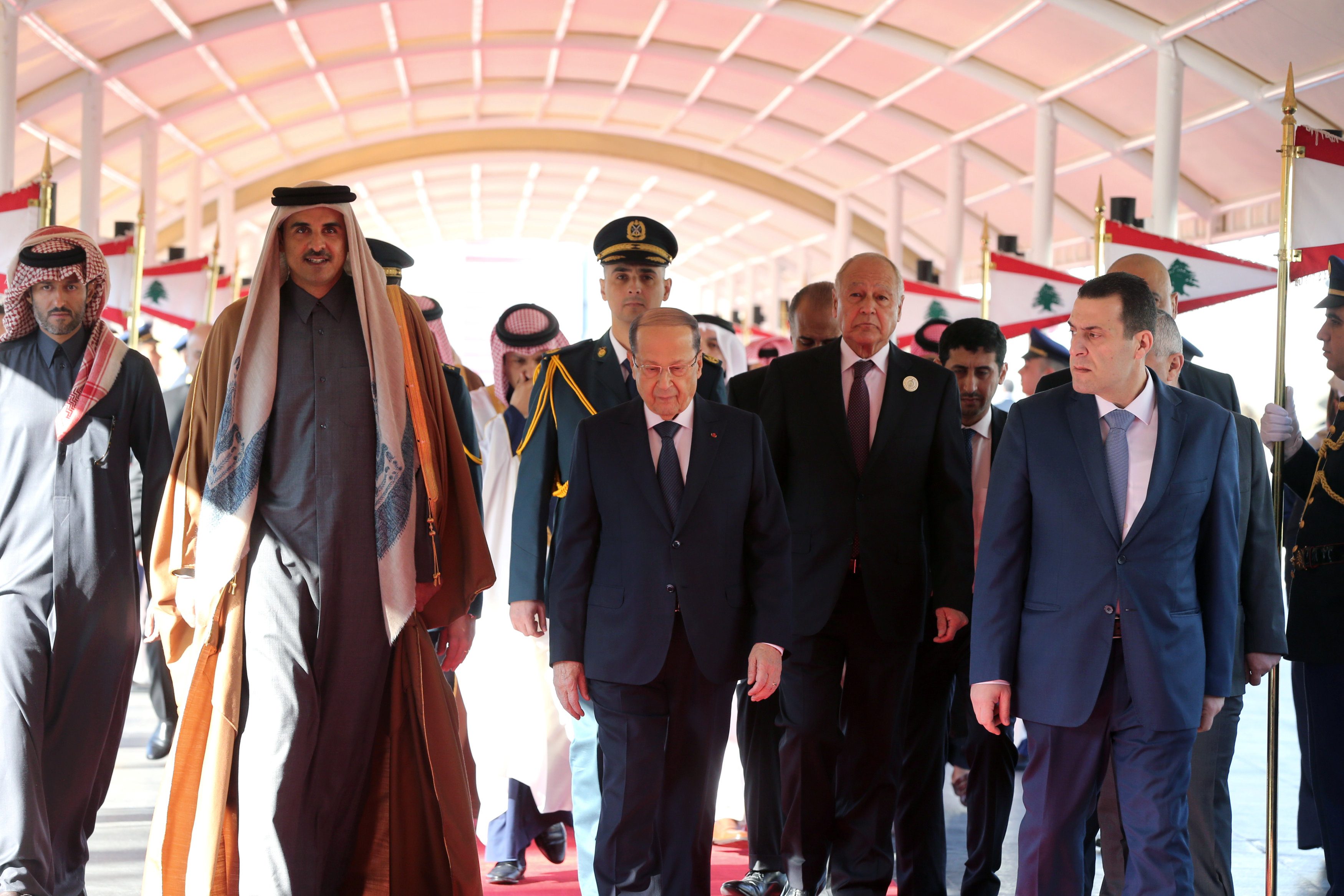 أمير قطر والرئيس اللبناني على هامش القمة العربية