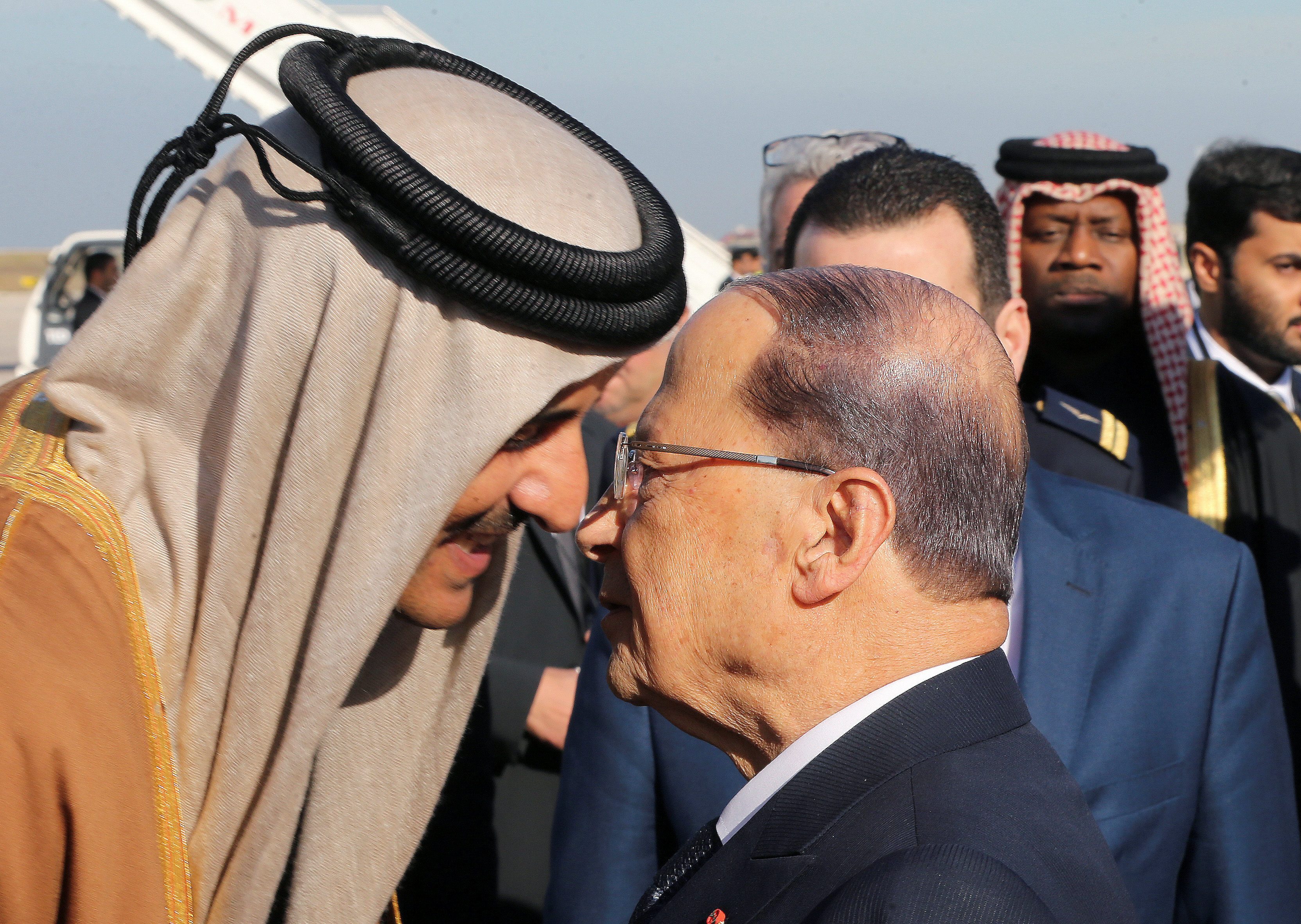 الشيخ تميم بن حمد بن خليفة آل ثاني يحيي ميشال عون لدى وصوله لحضور القمة العربية ببيروت/ رويترز