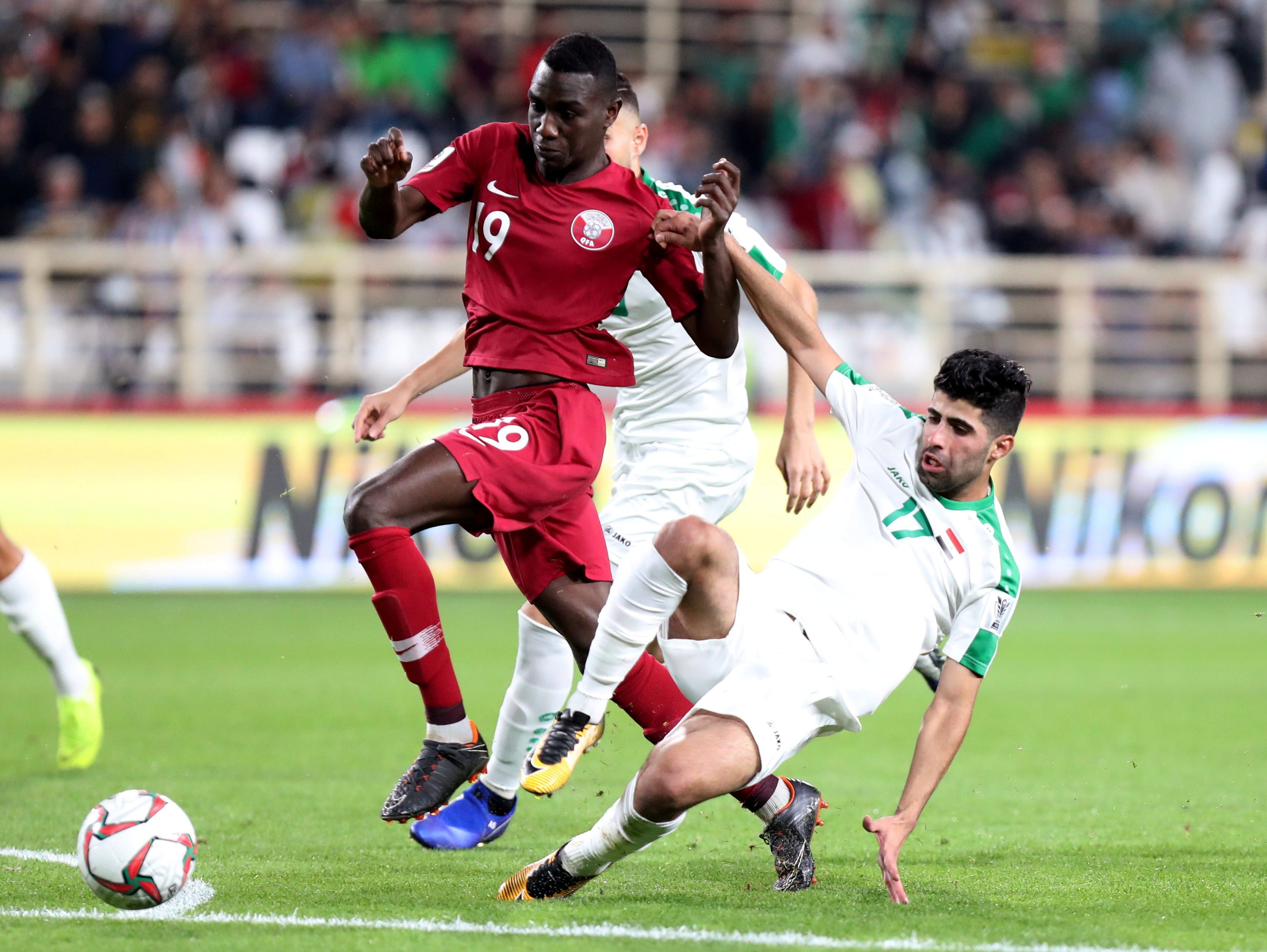 المهاجم القطري المعز علي خلال مواجهة العراق في الدور الثاني من كأس آسيا 2019 (رويترز)