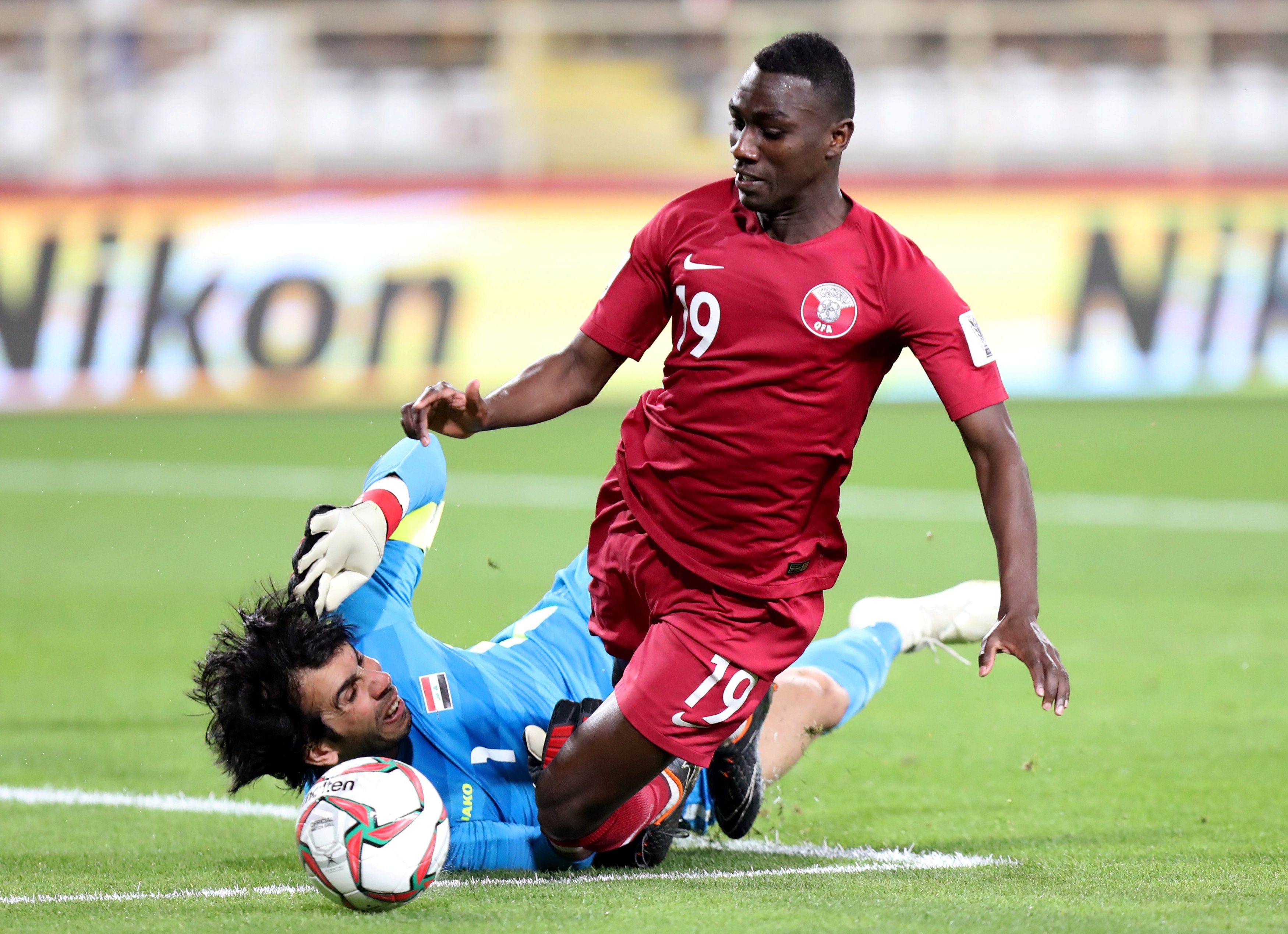 المهاجم القطري المعز علي خلال مواجهة العراق في الدور الثاني من كأس آسيا 2019 (رويترز)