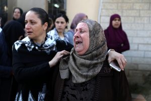 الآلاف يشيّعون جثمان الطالبة الفلسطينية آية مصاروة