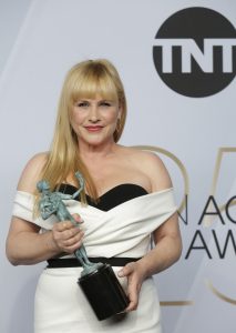 كيف أطلّ النجوم في حفل SAG السنوي؟