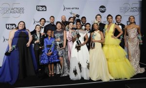 كيف أطلّ النجوم في حفل SAG السنوي؟