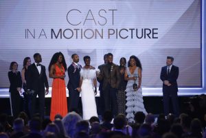 كيف أطلّ النجوم في حفل SAG السنوي؟