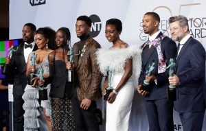 كيف أطلّ النجوم في حفل SAG السنوي؟