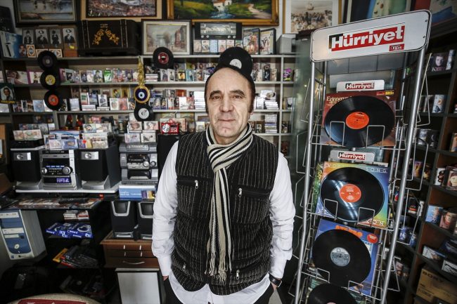 منذ ربع قرن يتمسك هذا الرجل ببيع أشرطة «الكاسيت» القديمة.. حكى سبب عدم تحوله للأقراص الرقمية