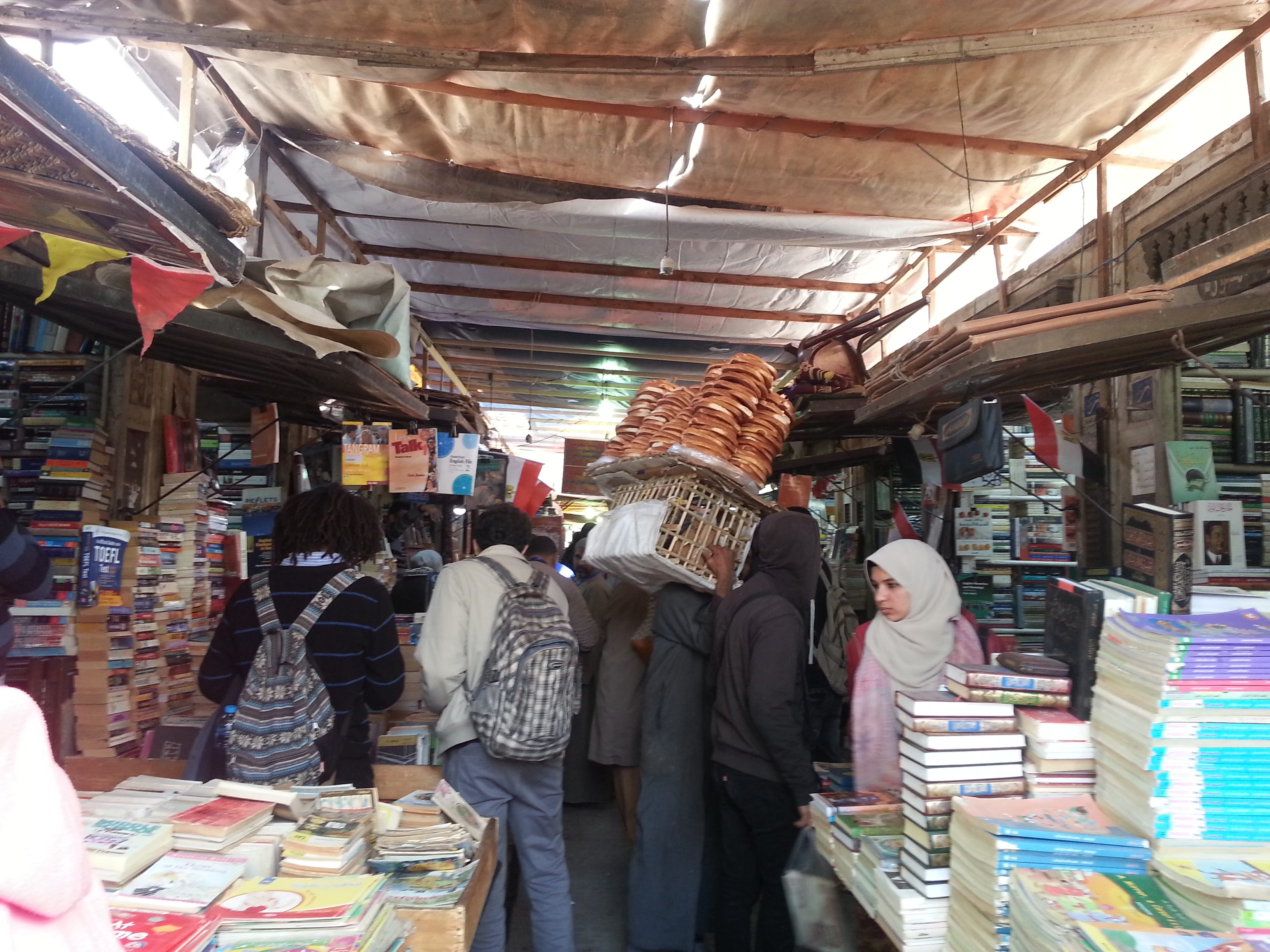 فرضت إدارة المعرض على باعة الكتب القديمة تأجير المتر بـ1500 جنيه، ولدور النشر التابعة لاتحاد الناشرين المصريين بـ960 جنيهاً / خاص