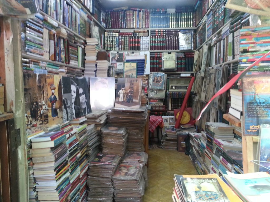 محلات الكتب القديمة في سور الأزبكية لبيع الكتب المستعملة، تلبي طلبات الزبائن في أول أيام مهرجان سور الأزبكية للكِتاب ، لمنافسة معرض القاهرة الدولي للكتاب