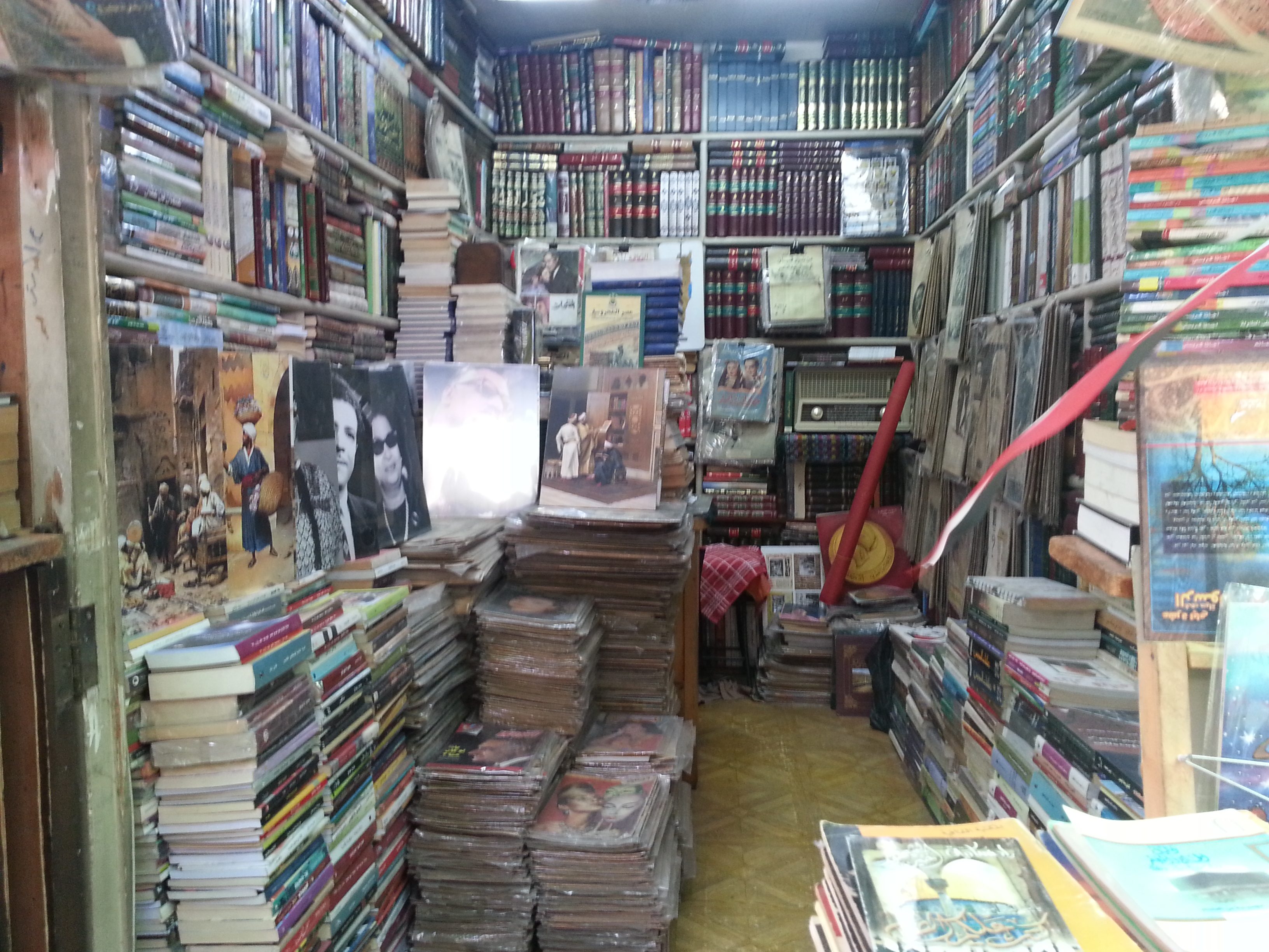 محلات الكتب القديمة في سور الأزبكية لبيع الكتب المستعملة، تلبي طلبات الزبائن في أول أيام مهرجان سور الأزبكية للكِتاب ، لمنافسة معرض القاهرة الدولي للكتاب