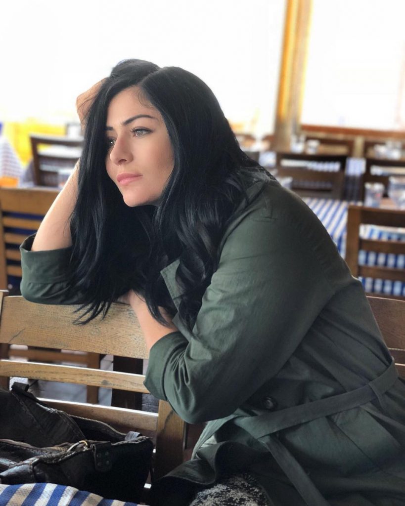 تفاصيل تهجم الممثلة التركية دينيز تشاكير على سيدات محجبات