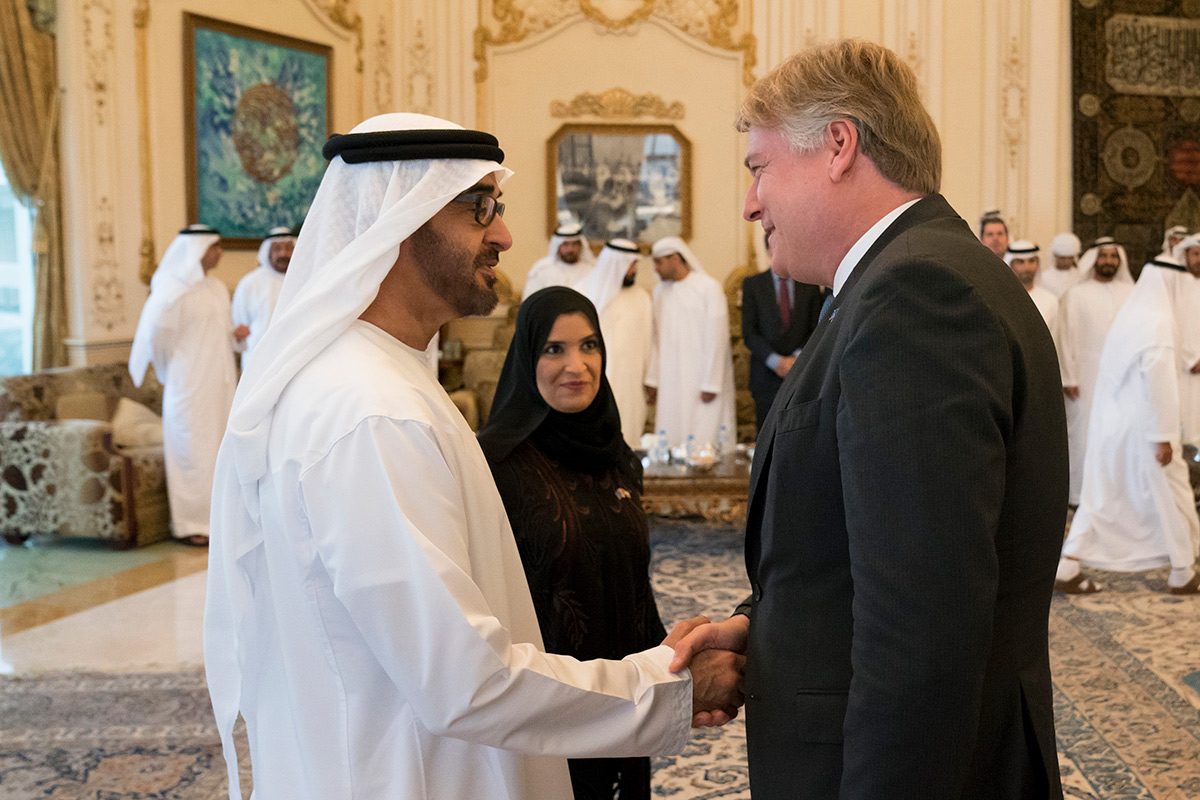 محمد بن زايد ورئيس مجموعة "الصداقة البرلمانية الإماراتية الأوروبية" (أرشيفية/وام)