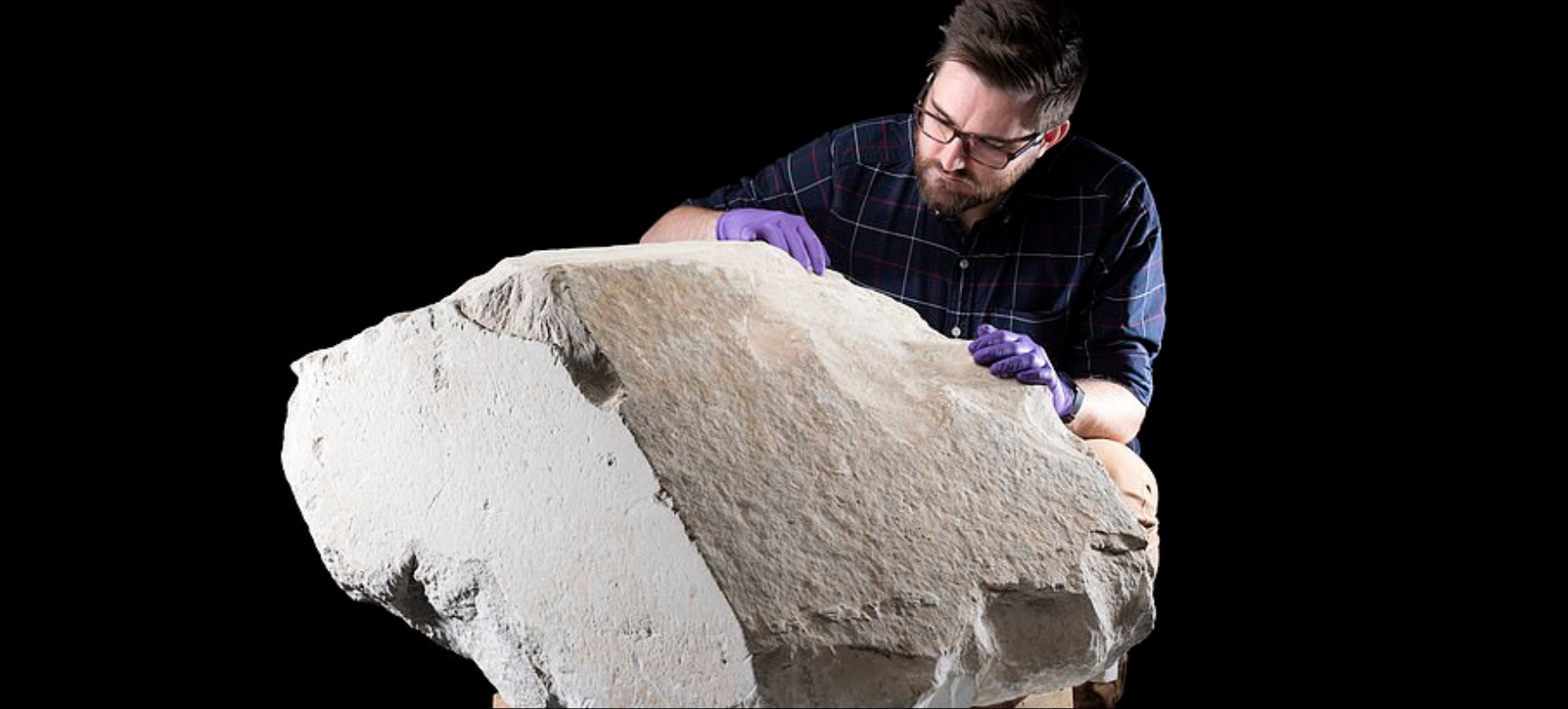 صورة بالمتحف الوطني الاسكتلندي لأحد احجار الهرم الأكبر بالجيزة