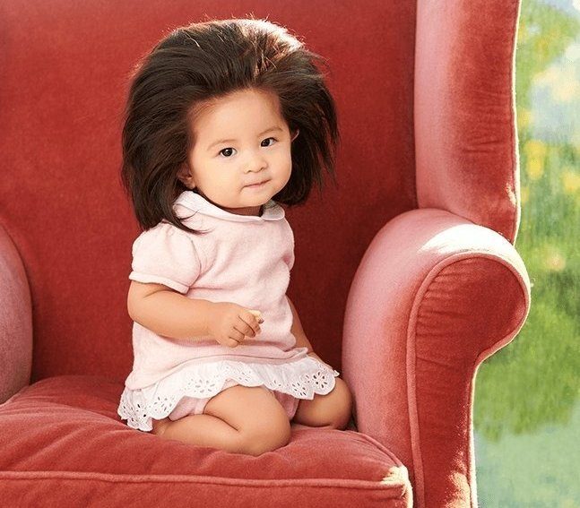 الطفلة التي اشتهرت بشعرها الكثيف الرائع.. أصبحت وجهاً إعلانيا لشركة «بانتين»