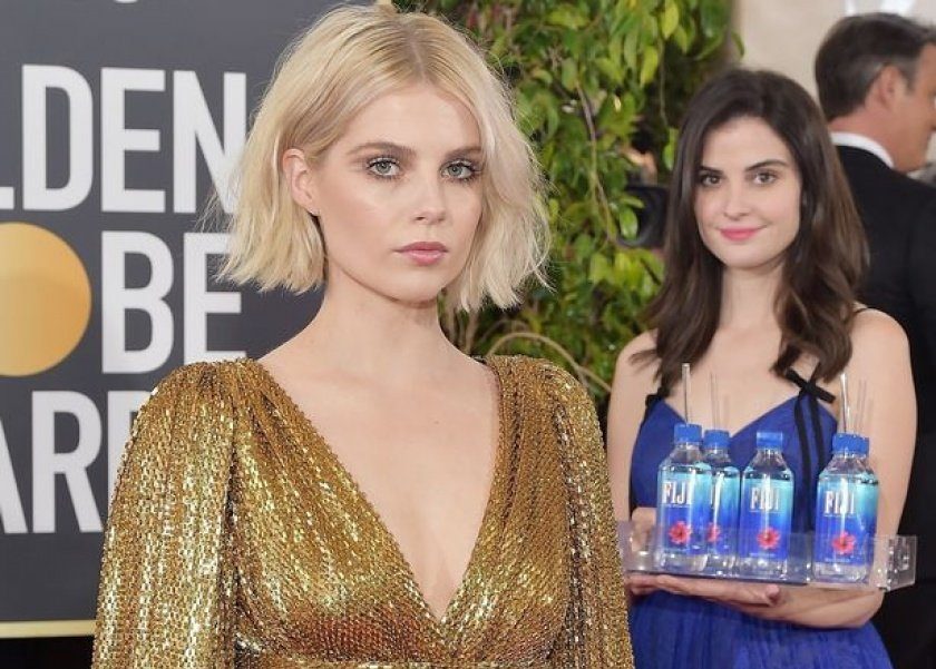 من هي «فتاة المياه» ذات الفستان الأزرق؟