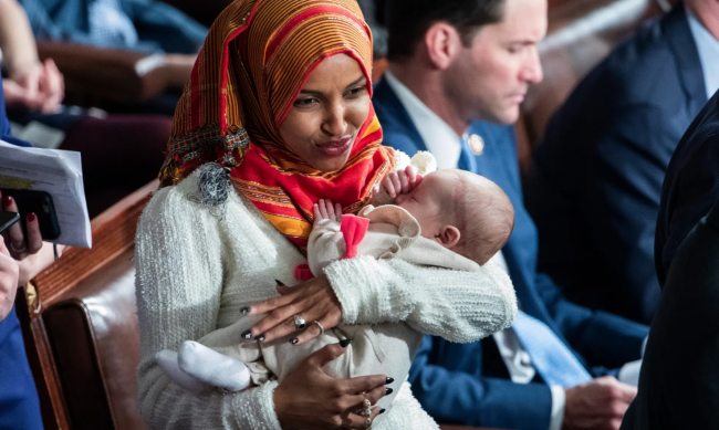  (شاهد) النائبتان المسلمتان تقسمان على نسخة من القرآن تعود للقرن الثامن عشر.. مواقف مثيرة أثناء أداء اليمين بالكونغرس