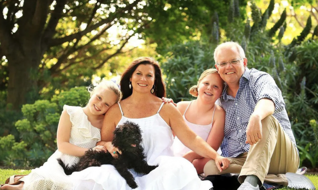 شاهد.. خطأ محرج يُظهر رئيس وزراء أستراليا بقدمين يسار في صورة عائلية