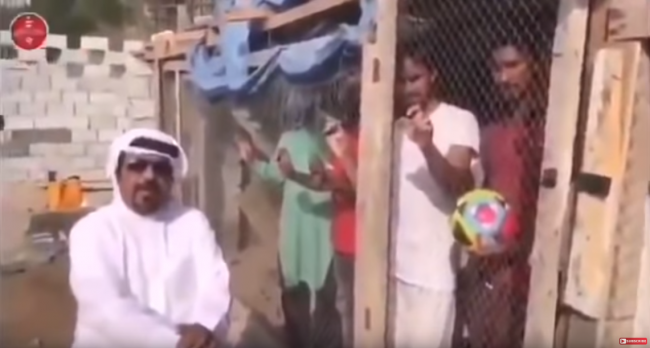 «شاهد» إماراتي يحتجز مواطنين هنوداً في قفص للحيوانات.. والحكومة تتدخل