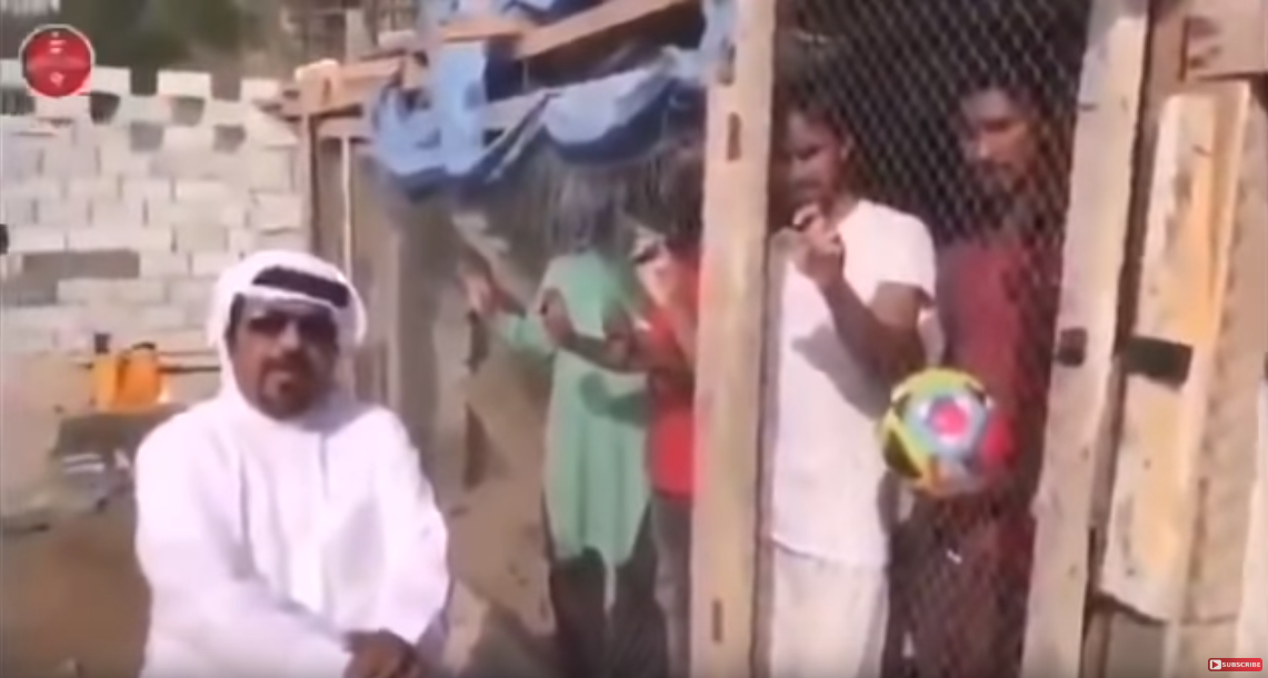 صورة من الفيديو الذي يحتجز فيه إماراتي هنوداً