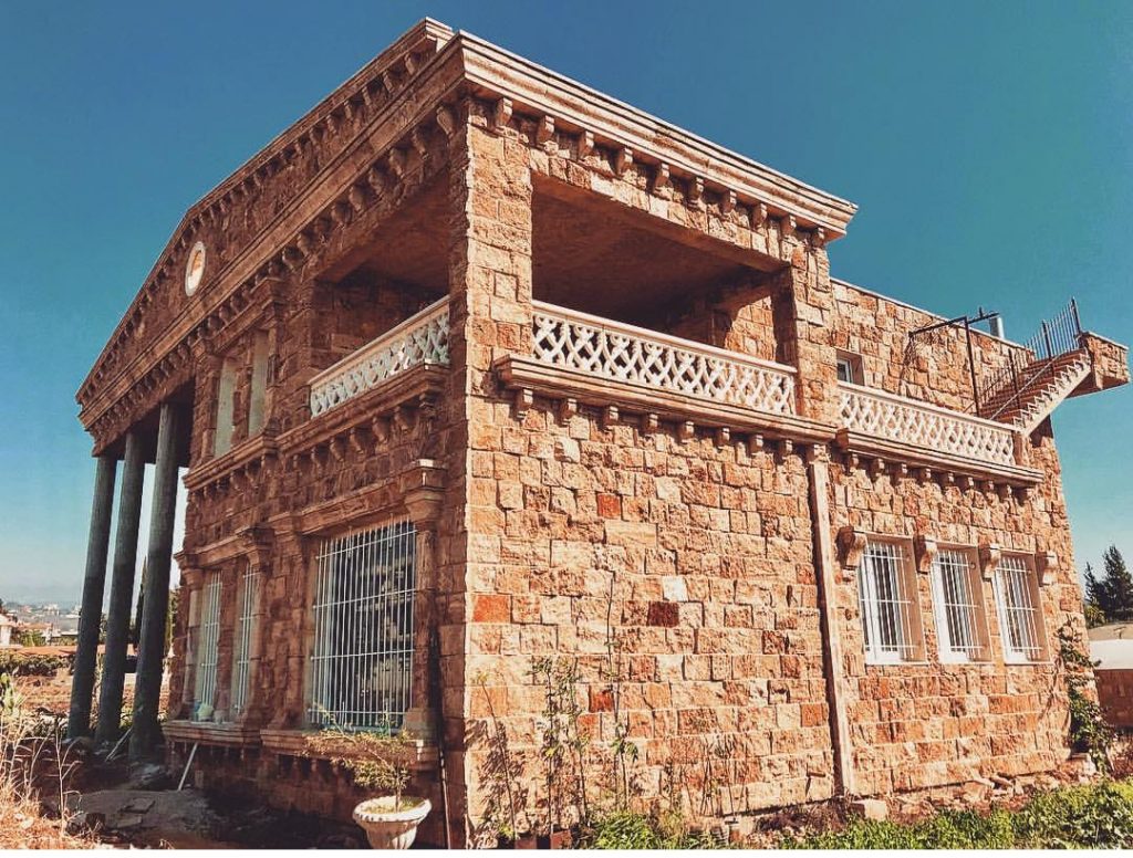 شاب لبناني فتح أبواب قصره لاستضافة اللاجئين السوريين