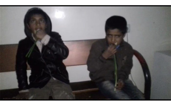 موظف إيراني يسيء لطفلين أفغانيين