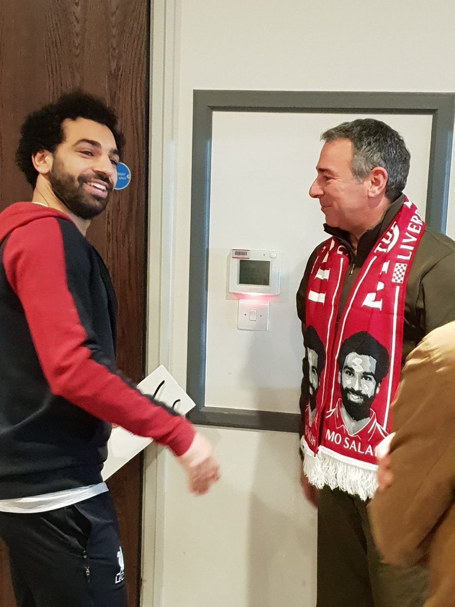 سفير مصر بلندن خلال لقائه بمحمد صلاح/مواقع التواصل الاجتماعي