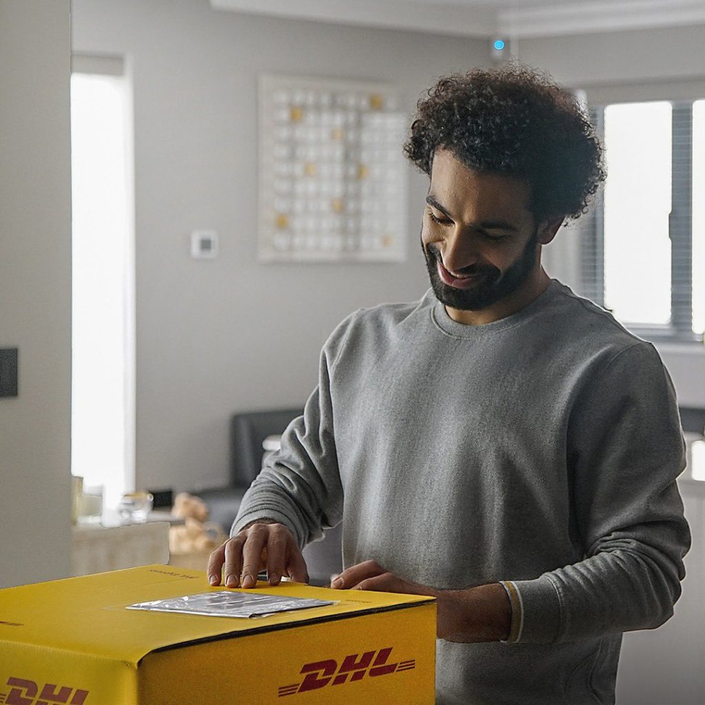 محمد صلاح يفاجئ معجبيه بهدايا