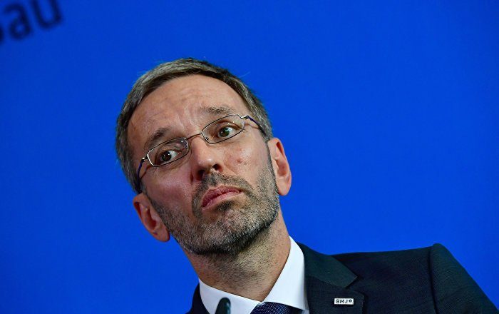 دعوة وزير الداخلية النمساوي إلى ترحيل اللاجئين