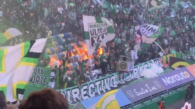 شاهد.. جماهير سبورتينغ لشبونة تنجو من كارثة بعد إشعال النيران في ديربي البرتغال