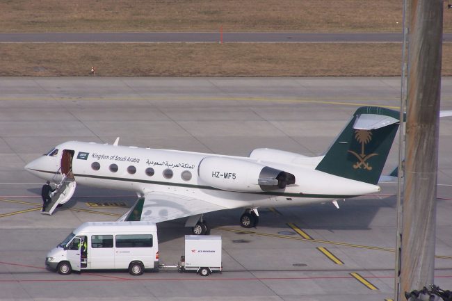 سعوديون يخشون إظهار ثرائهم تجنباً لاستفزاز السلطة.. ماذا ستفعل المملكة بالطائرات الخاصة المتوقفة بعد «اعتقالات الفساد»؟