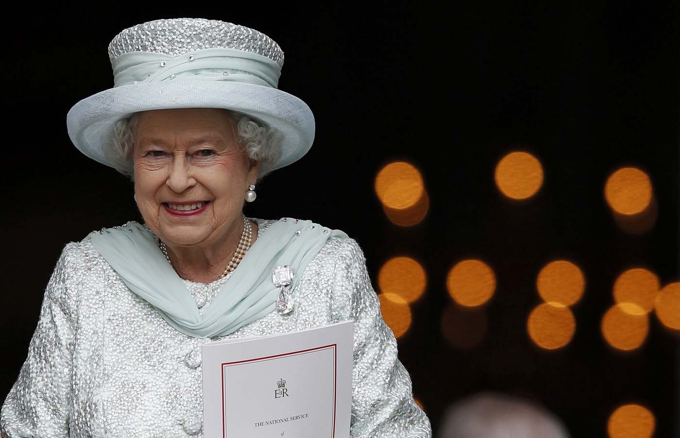 الملكة إليزابيث تكسر القاعدة